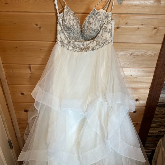 Elegant White Wedding Dress with Silver Embellishments - Picture 2 of 11